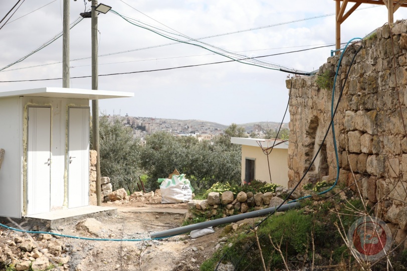 مستوطنون يضعون وحدة صحية في أراضي بلدية الخليل وعائلة ابو هيكل