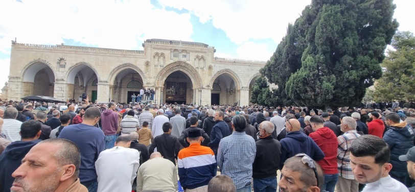 80 ألفا يؤدون صلاة الجمعة الأولى من "رمضان" في المسجد الأقصى