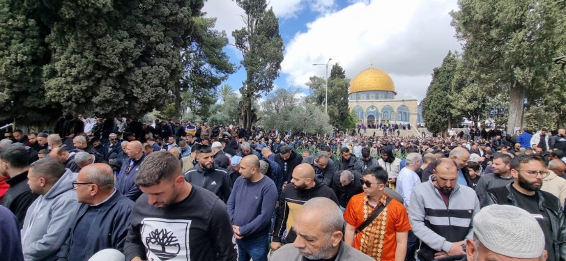 80 ألفا يؤدون صلاة الجمعة الأولى من "رمضان" في المسجد الأقصى