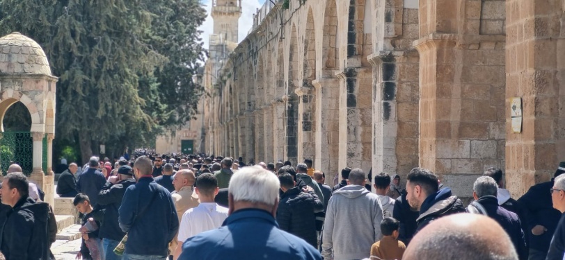 80 ألفا يؤدون صلاة الجمعة الأولى من "رمضان" في المسجد الأقصى