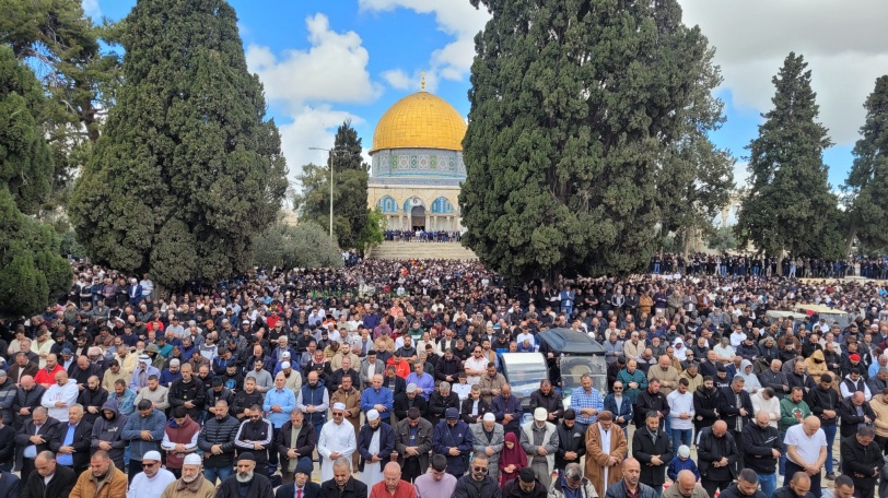 80 ألفا يؤدون صلاة الجمعة الأولى من "رمضان" في المسجد الأقصى