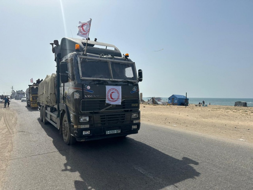 جمعية الهلال الأحمر توزع مساعدات غذائية في شمال القطاع