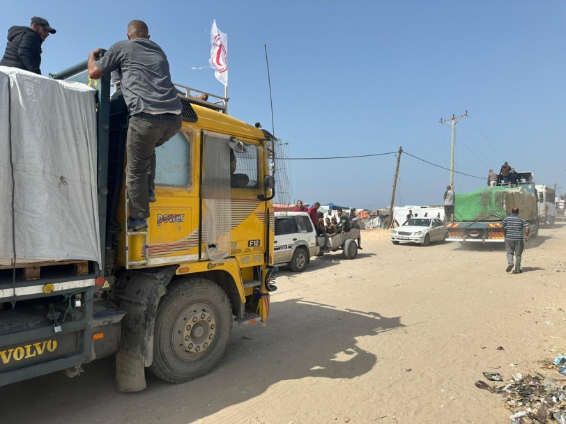 جمعية الهلال الأحمر توزع مساعدات غذائية في شمال القطاع