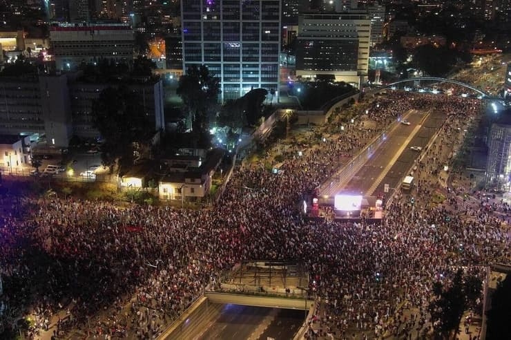 دهس وشغب.. عشرات الآلاف يتظاهرون ضد حكومة نتنياهو ويطالبون بـ "صفقة فورية"