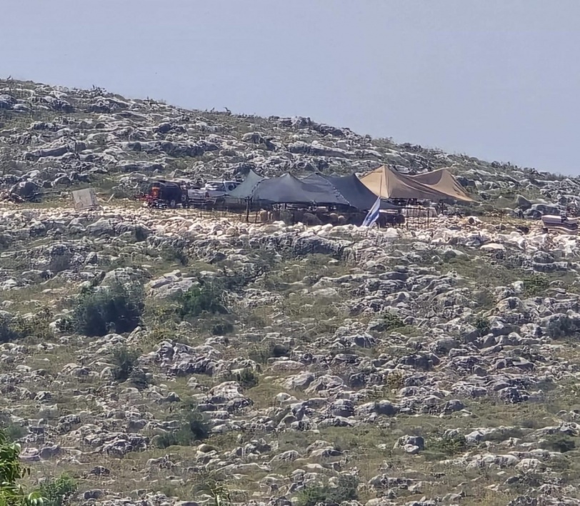 مستوطنون ينصبون خياما على أراضي المواطنين في كفر الديك