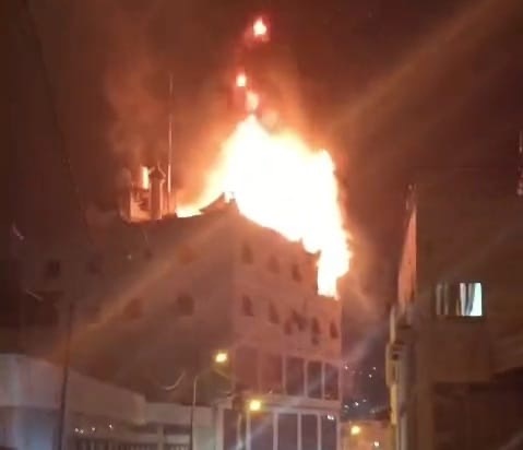 اطفائية بلدية الخليل تسيطر على حريق كبير في بناية بالخليل