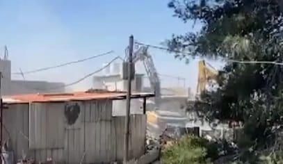 الاحتلال يهدم منزلين وديوان عائلة الجياوي في بلدة إذنا
