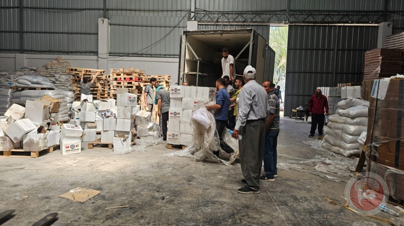 "شؤون اللاجئين" و"أصدقاء بلا حدود" توزعان 2100 طرد غذائي في محافظة الوسطى