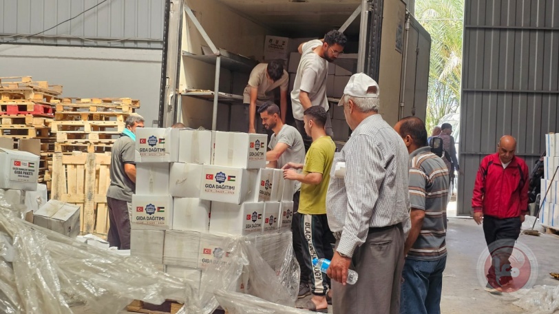 "شؤون اللاجئين" و"أصدقاء بلا حدود" توزعان 2100 طرد غذائي في محافظة الوسطى