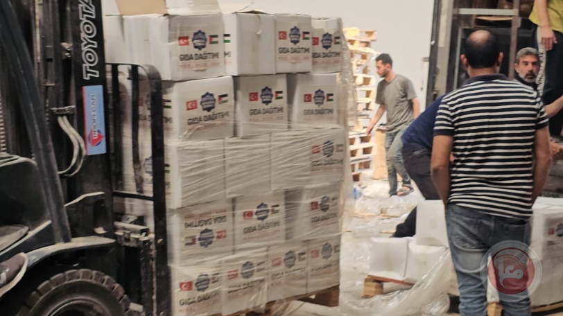 "شؤون اللاجئين" و"أصدقاء بلا حدود" توزعان 2100 طرد غذائي في محافظة الوسطى