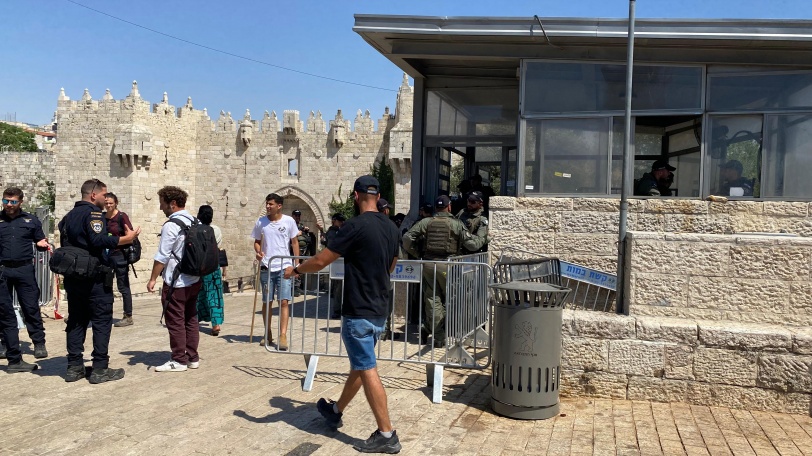 "مسيرة الاعلام": الآلاف يقتحمون القدس واعتداءات على الفلسطينيين 
