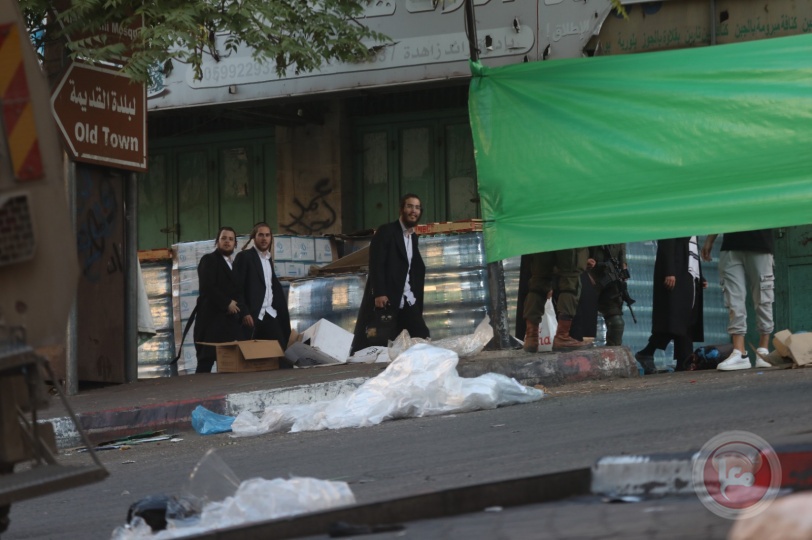 صور- مستوطنون يقتحمون وسط الخليل 