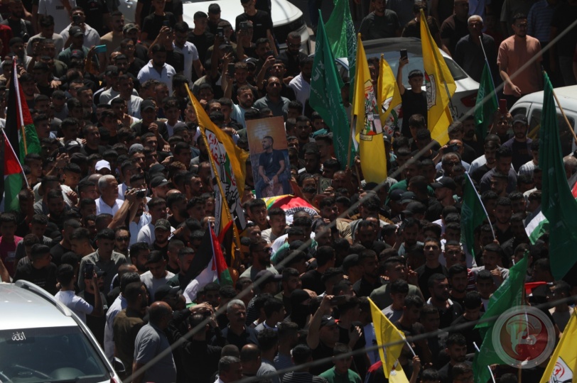 صور- أهالي دورا تشيع جثمان الشهيد محمود الحروب الى مثواه الأخير
