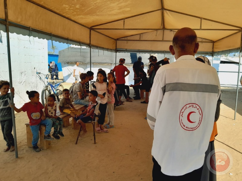التطعيم في قلب المخيمات: الهلال الأحمر يقدم تطعيمات شلل الأطفال لذوي الإعاقة ومرضى السرطان