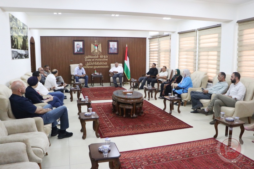 محافظ الخليل يبحث الاستعدادات لبدء العام الدراسي في المناطق المغلقة