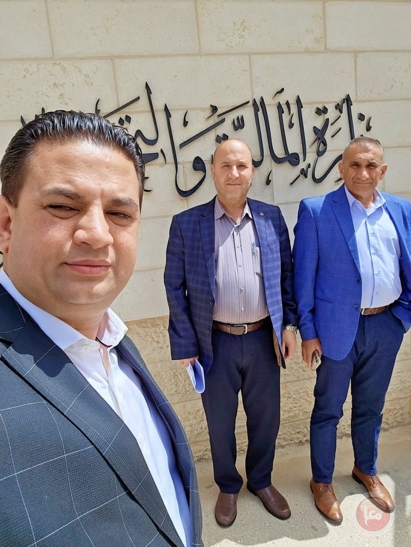 رئيس بلدية يطا يبحث مشاريع تنموية وقضايا مالية خلال زيارة لصندوق الإقراض والمحاسب العام