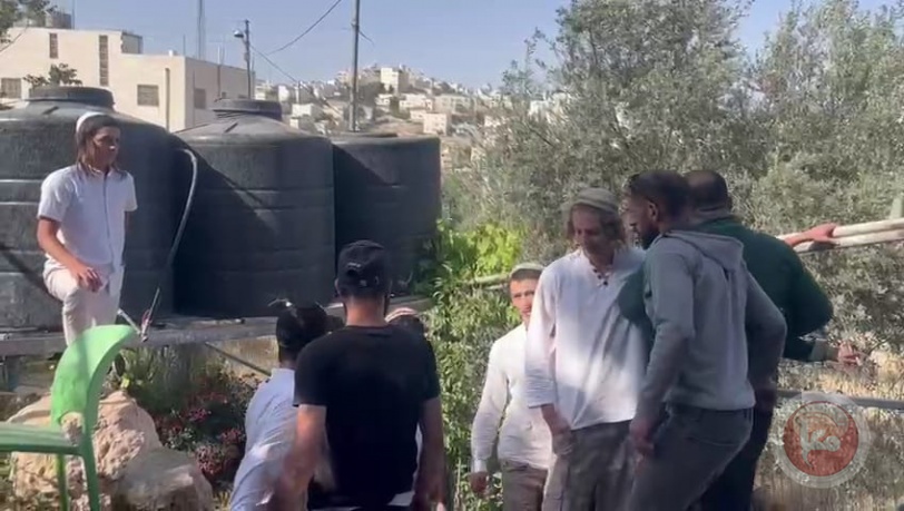 مستوطنون يهاجمون منازلا في حي تل ارميدة بالخليل