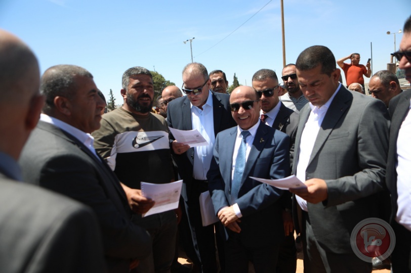 محافظ الخليل ووزير النقل والمواصلات يسلمون رخص مجانية لسائقي الجرارات الزراعية على خطوط التماس