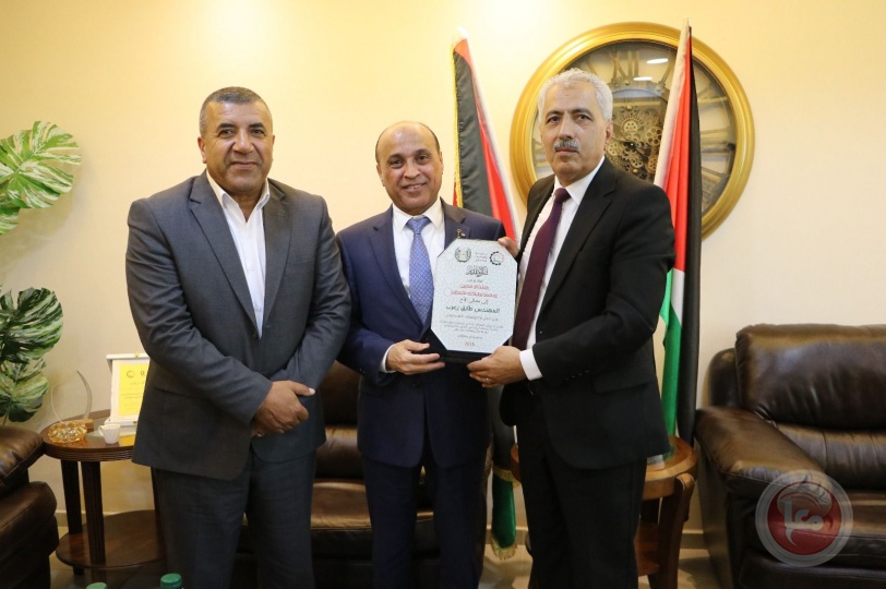 محافظ الخليل ووزير النقل والمواصلات يسلمون رخص مجانية لسائقي الجرارات الزراعية على خطوط التماس