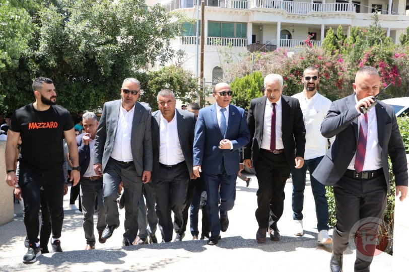 محافظ الخليل ووزير النقل والمواصلات يسلمون رخص مجانية لسائقي الجرارات الزراعية على خطوط التماس