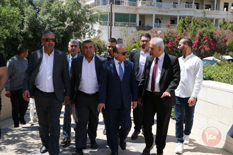 محافظ الخليل ووزير النقل والمواصلات يسلمون رخص مجانية لسائقي الجرارات الزراعية على خطوط التماس