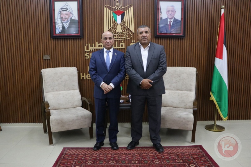 محافظ الخليل ووزير النقل والمواصلات يسلمون رخص مجانية لسائقي الجرارات الزراعية على خطوط التماس