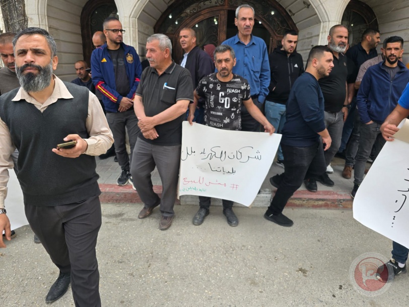 استمرار الوقفات الاحتجاجية في بلدية يطا احتجاجاً على وقف تحويل الأثر المالي للبلديات