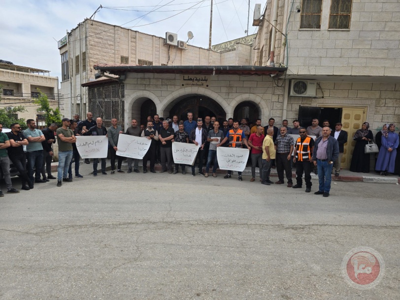 استمرار الوقفات الاحتجاجية في بلدية يطا احتجاجاً على وقف تحويل الأثر المالي للبلديات