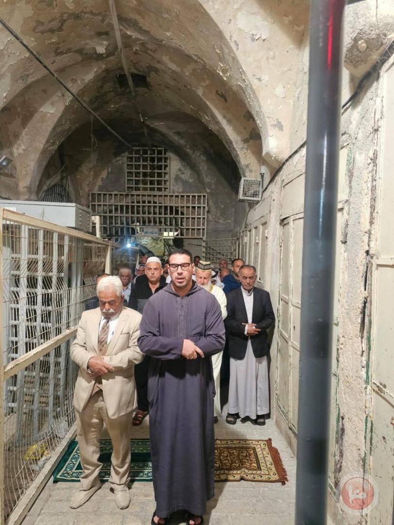 مواطنون يؤدون صلاة الفجر بجوار حواجز الاحتلال على مدخل الحرم الإبراهيمي 