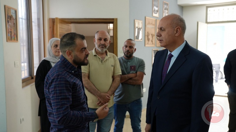 الوزير حمدان يزور مخيم عايدة ويطلع على الاحتياجات الثقافية لجمعية الرواد للثقافة والفنون