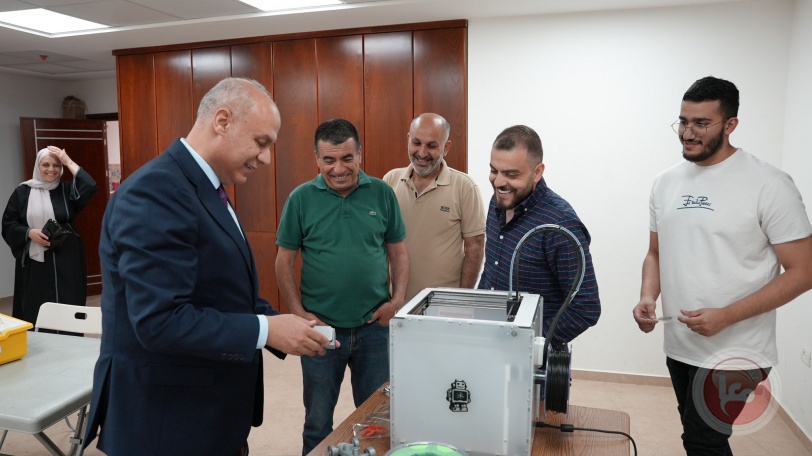 الوزير حمدان يزور مخيم عايدة ويطلع على الاحتياجات الثقافية لجمعية الرواد للثقافة والفنون
