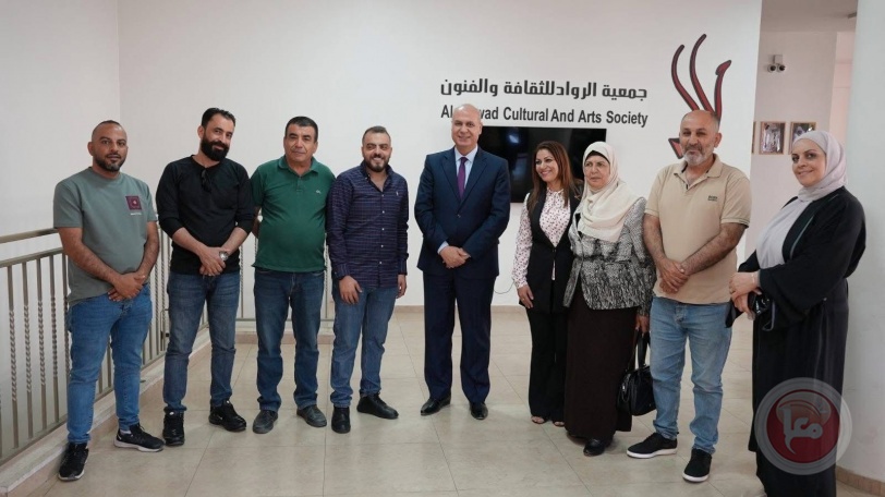 الوزير حمدان يزور مخيم عايدة ويطلع على الاحتياجات الثقافية لجمعية الرواد للثقافة والفنون