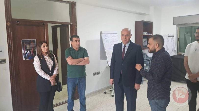 الوزير حمدان يزور مخيم عايدة ويطلع على الاحتياجات الثقافية لجمعية الرواد للثقافة والفنون