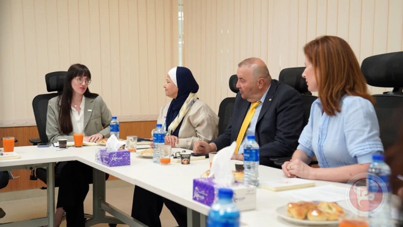 وفد من الحكومة البريطانية يزور جمعية الهلال الأحمر للاطلاع على جهودها الإنسانية في الضفة الغربية وقطاع غزة