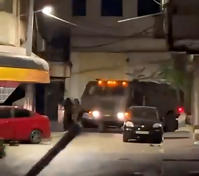 الاحتلال يقتحم نابلس ويداهم عددا من المنازل ومحلا تجاريا
