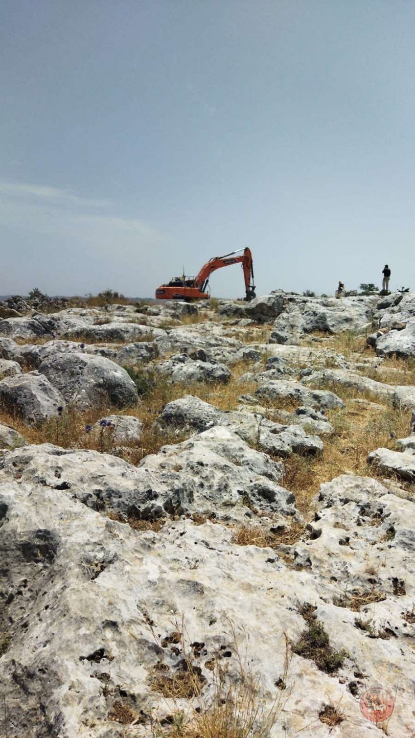 مستوطنون يجرفون أراض في سرطة غرب سلفيت