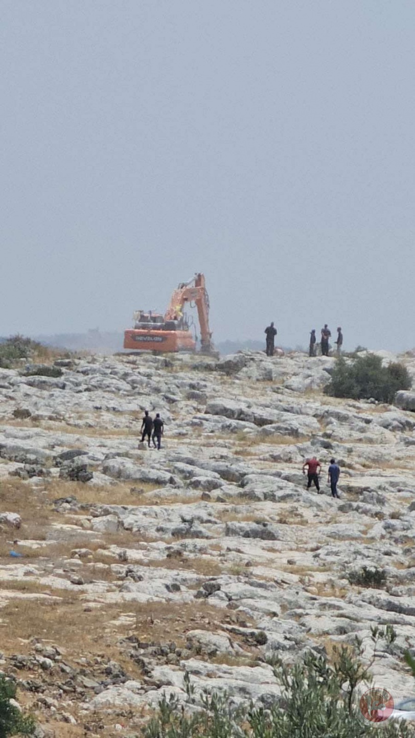 مستوطنون يجرفون أراض في سرطة غرب سلفيت