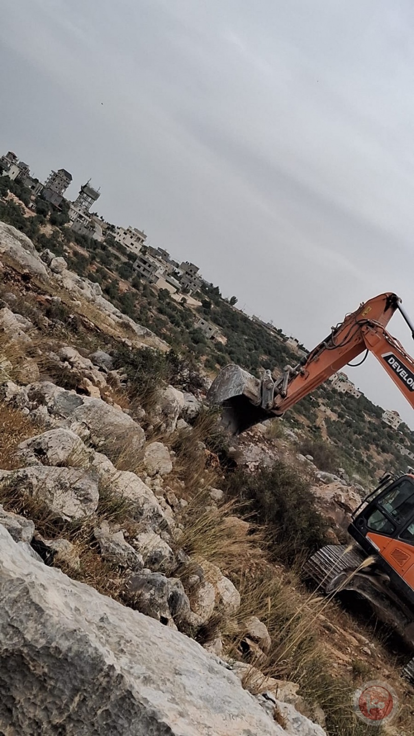 مستوطنون يجرفون أراض في سرطة غرب سلفيت
