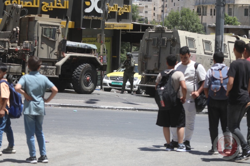 صور- الاحتلال يداهم شركة "الخليج" للصرافة ويعتقل موظفة