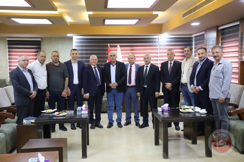 اللحام يتفقد مصانع وشركات في الخليل ويلتقي مجلس إدارة ملتقى رجال الاعمال
