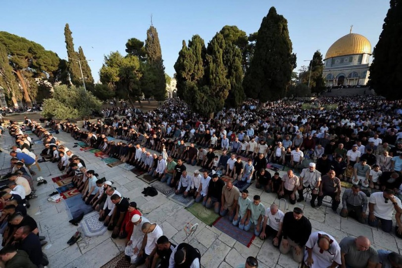 عشرات الآلاف يؤدون صلاة عيد الأضحى في المسجد الأقصى المبارك