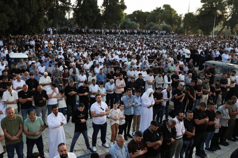 عشرات الآلاف يؤدون صلاة عيد الأضحى في المسجد الأقصى المبارك