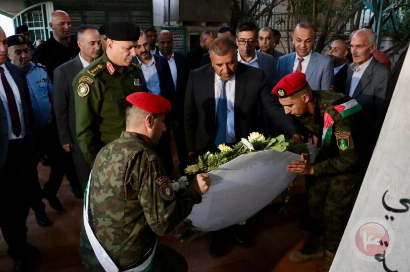 محافظ الخليل يؤدي صلاة عيد الأضحى في الحرم الإبراهيمي ويضع إكليلًا من الزهور على ضريح الشهداء