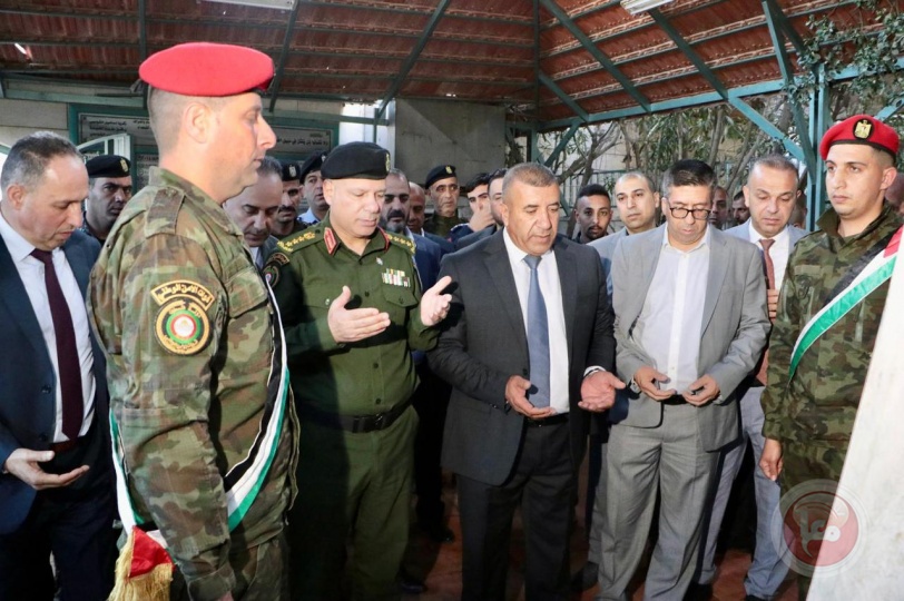 محافظ الخليل يؤدي صلاة عيد الأضحى في الحرم الإبراهيمي ويضع إكليلًا من الزهور على ضريح الشهداء