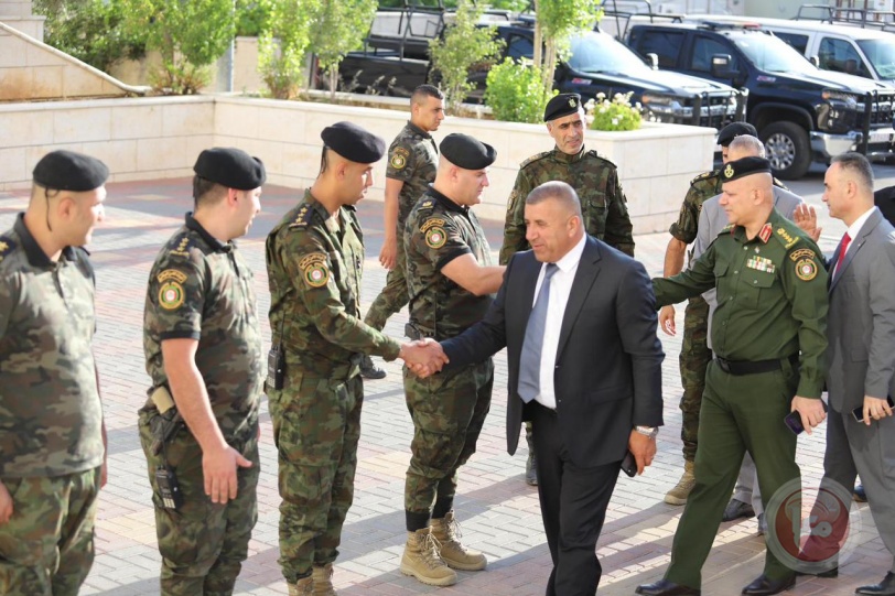 محافظ الخليل يؤدي صلاة عيد الأضحى في الحرم الإبراهيمي ويضع إكليلًا من الزهور على ضريح الشهداء