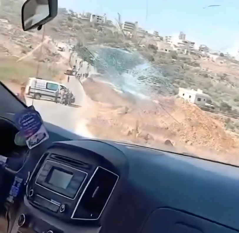 10 إصابات واستهداف مركبتي إسعاف في هجوم للمستوطنين على سنجل برام الله