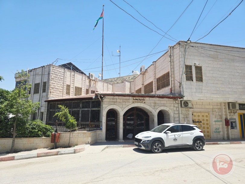 نقابة العاملين في بلدية يطا تواصل الإضراب احتجاجاً على عدم صرف الرواتب