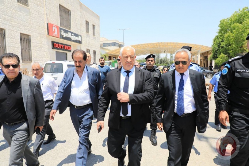 وزير الداخلية الفلسطيني يزور معبر الكرامة