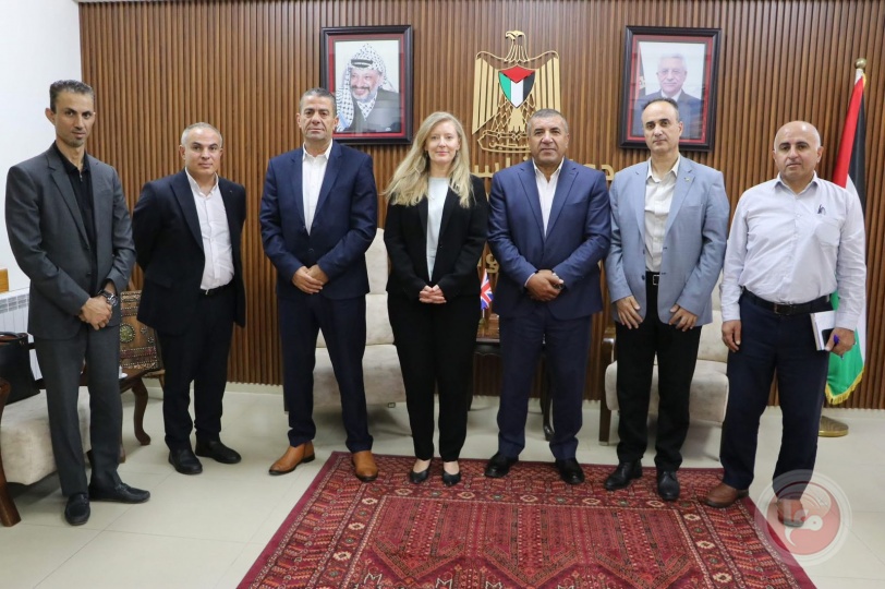 محافظ الخليل يستقبل القنصل البريطاني ويبحثان أوضاع المحافظة