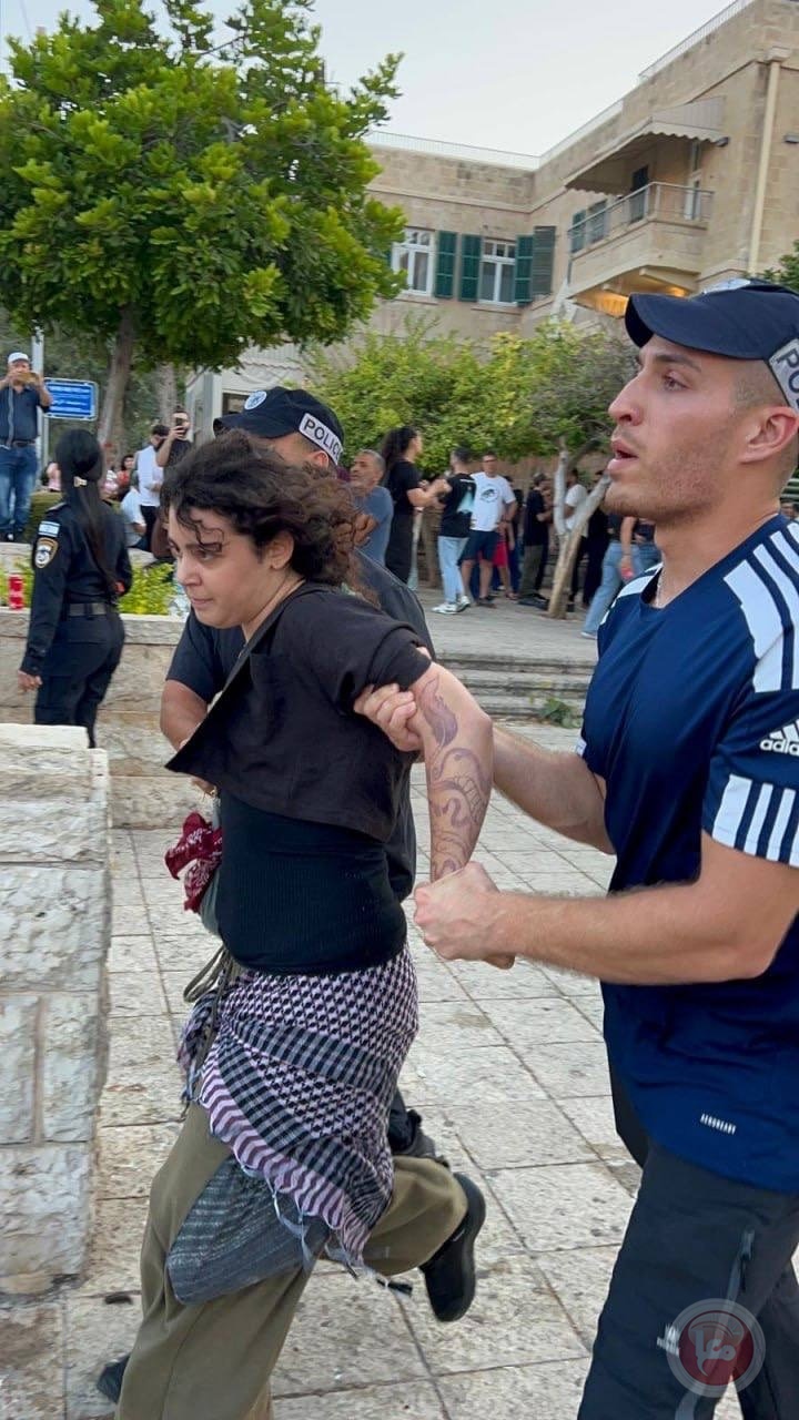 بالصور- الشرطة الاسرائيلية تعتدي على مسيرة بحيفا منددة بالمجاعة بغزة 